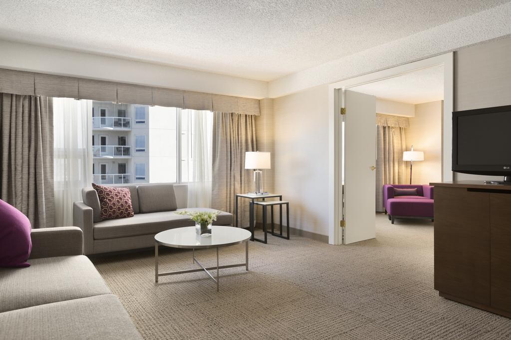 Coast Edmonton Plaza Hotel By Apa Kültér fotó