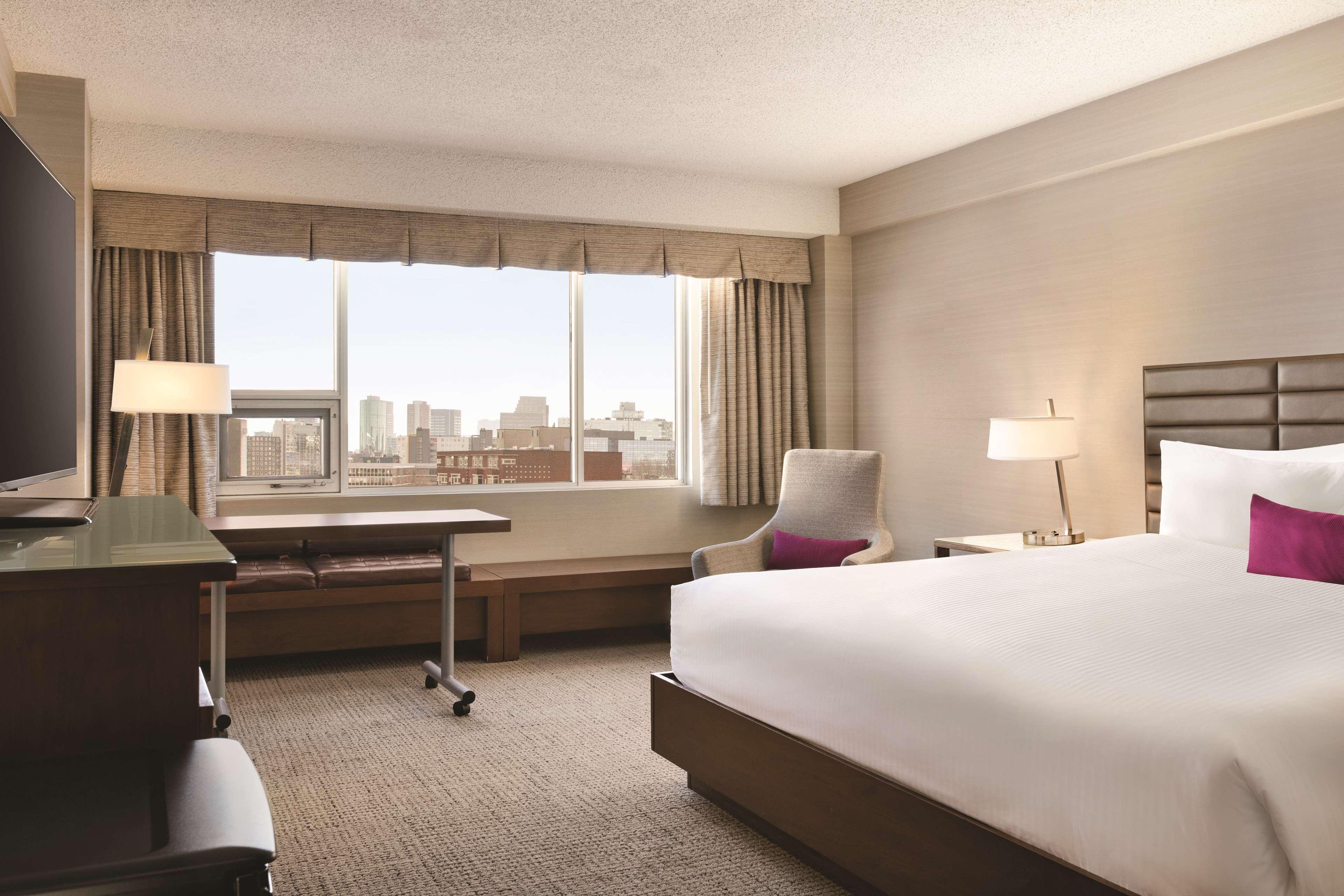Coast Edmonton Plaza Hotel By Apa Kültér fotó