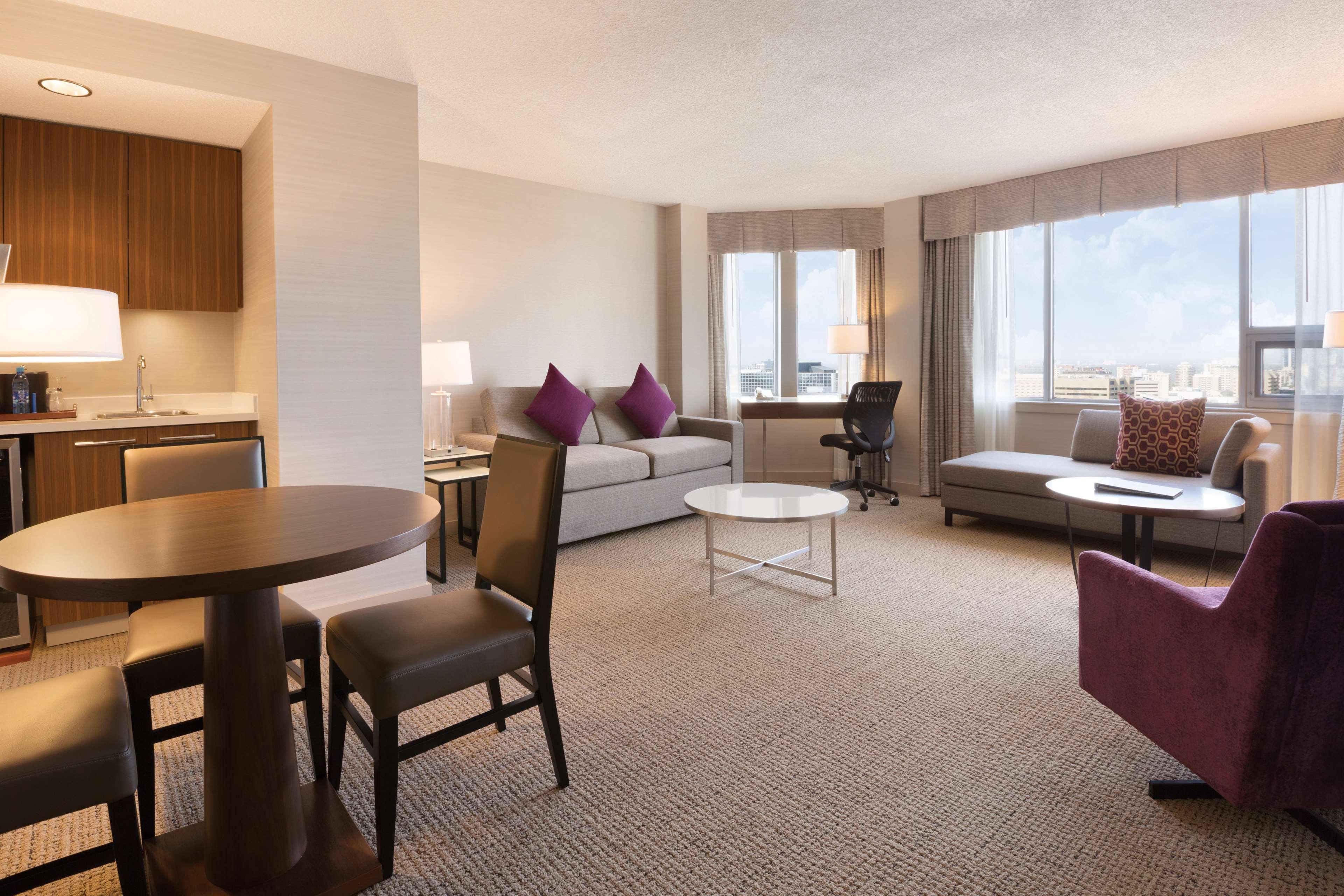 Coast Edmonton Plaza Hotel By Apa Kültér fotó