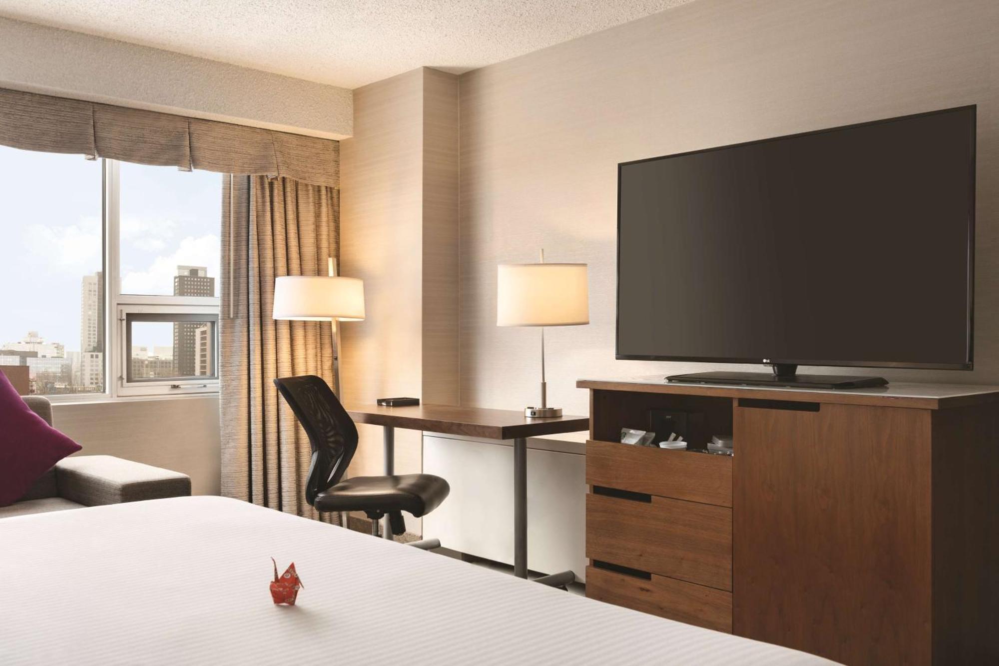 Coast Edmonton Plaza Hotel By Apa Kültér fotó