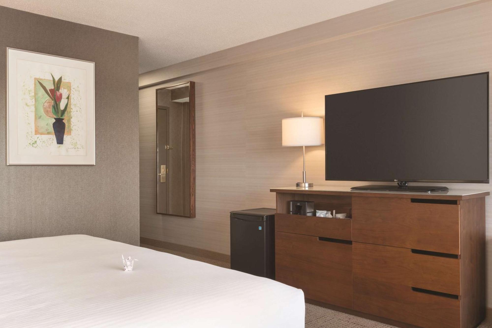 Coast Edmonton Plaza Hotel By Apa Kültér fotó