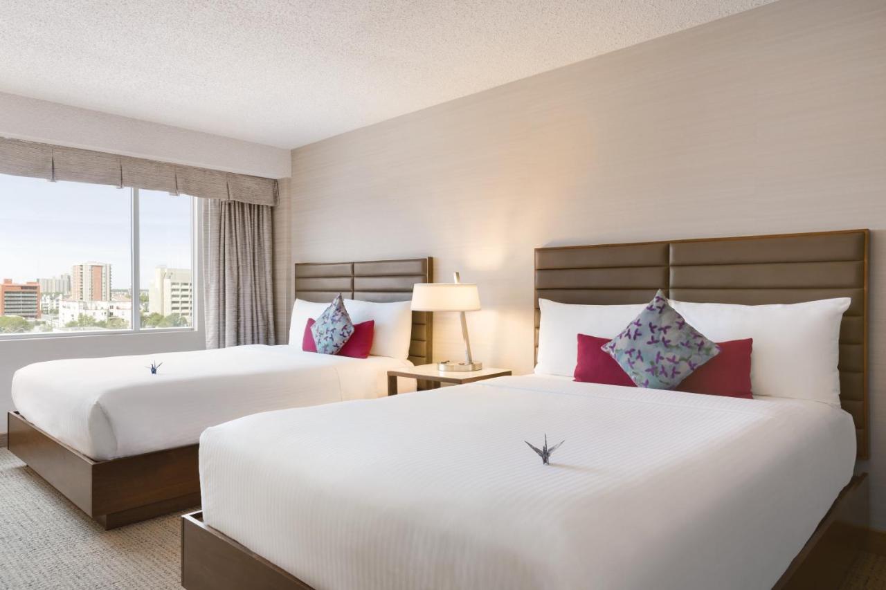 Coast Edmonton Plaza Hotel By Apa Kültér fotó